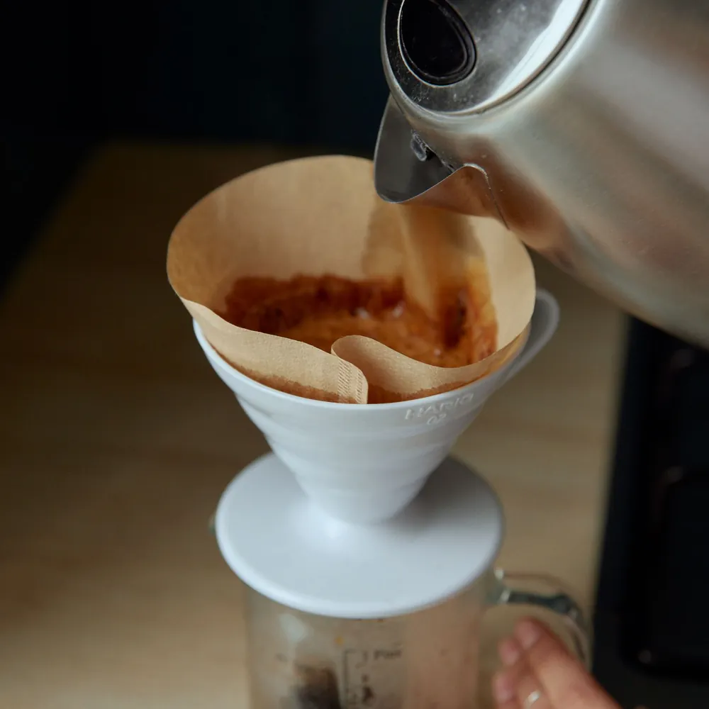 Café de filtro preparado con hervidor de cuello de cisne